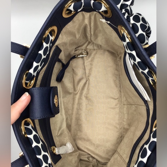 MICHAEL KORS NWT GORGEOUS NAVY LEATHER TOTE BAG WITH BLUE/ WHITE POLKA DOT SCARF - Picture 8 of 11